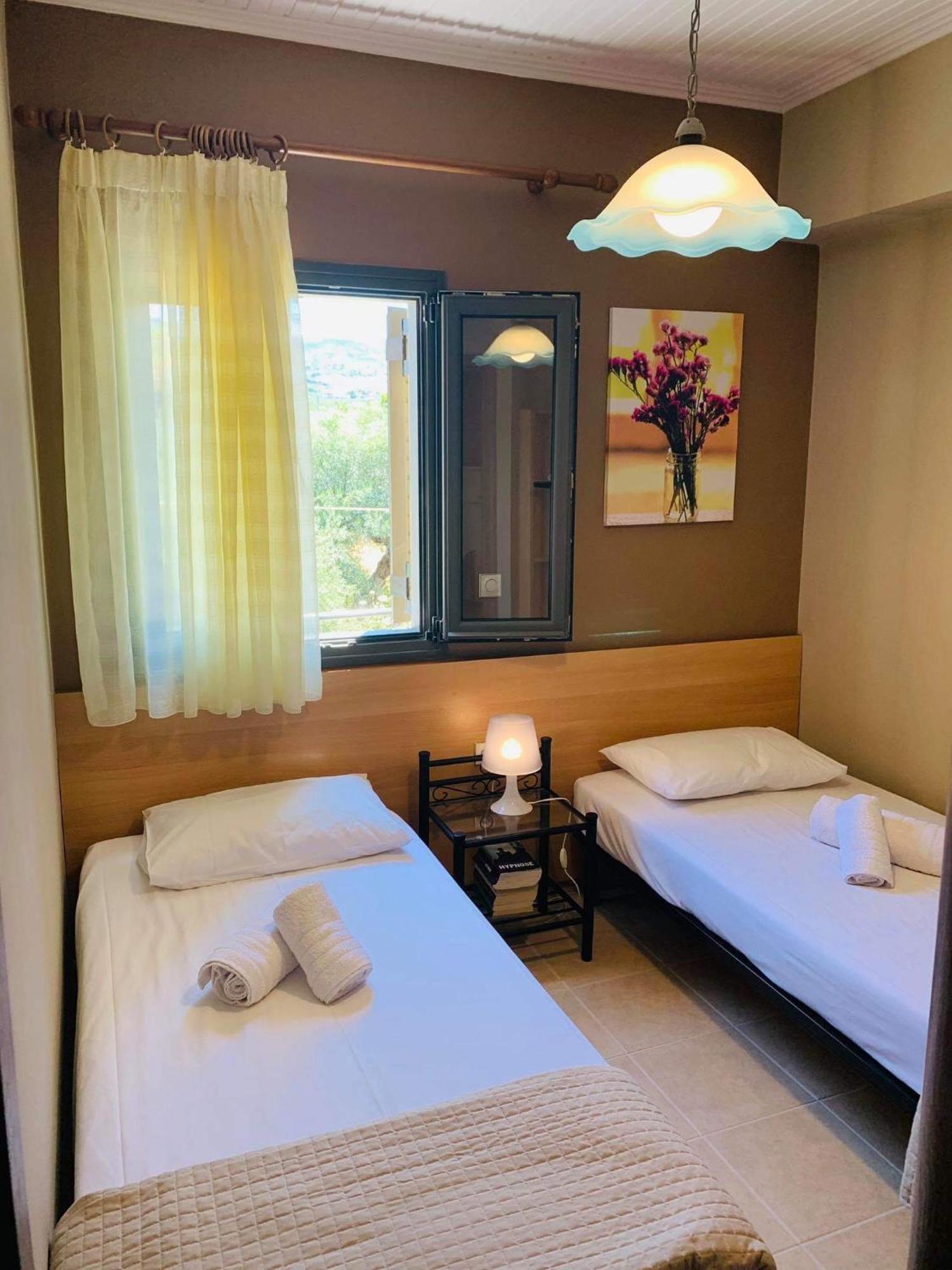 Finikes Apartments Stoupa Phòng bức ảnh