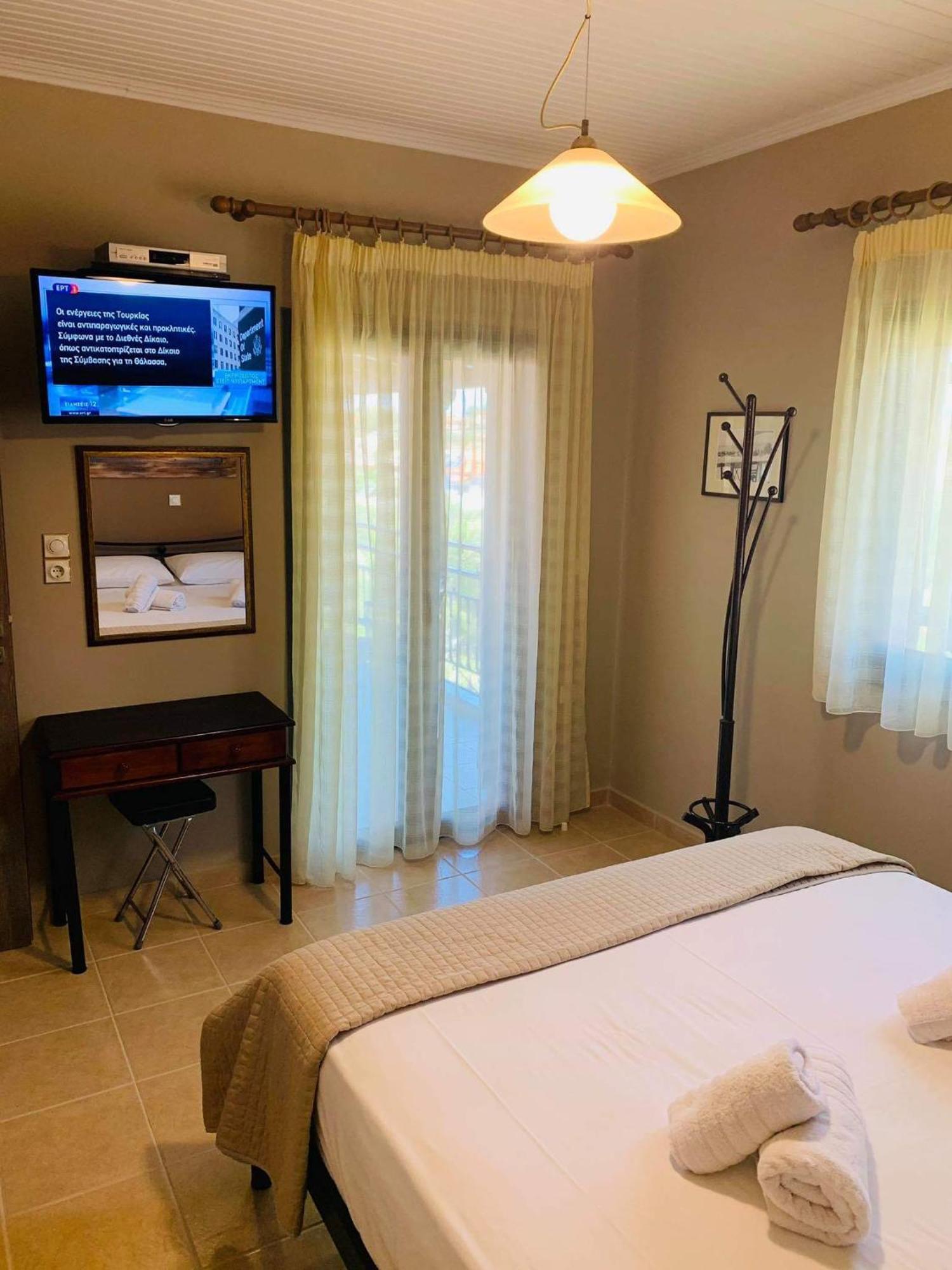 Finikes Apartments Stoupa Phòng bức ảnh