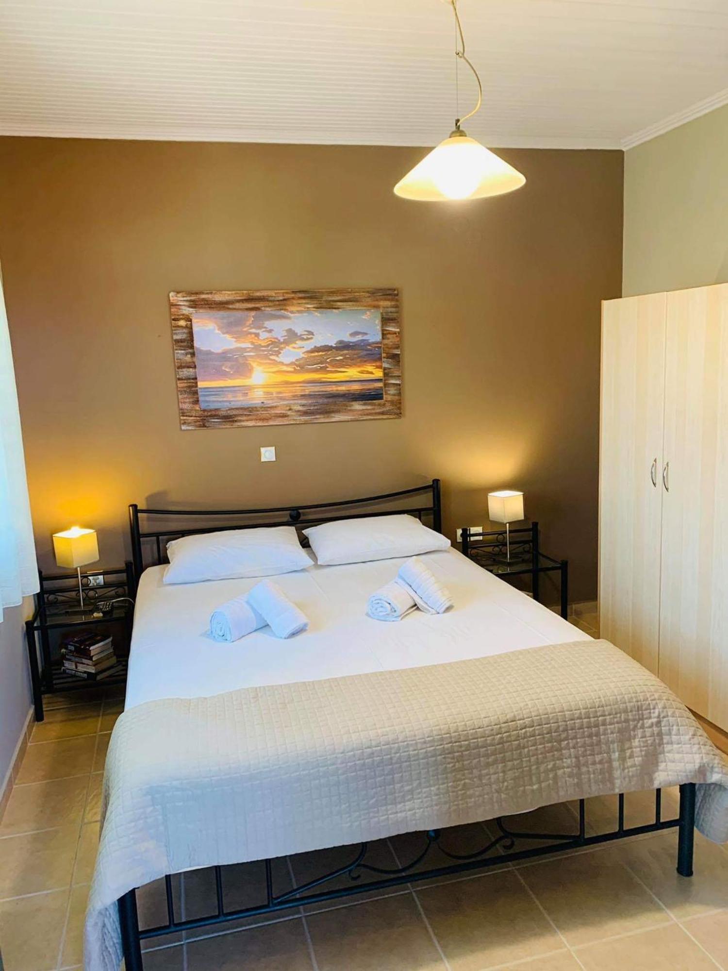 Finikes Apartments Stoupa Phòng bức ảnh