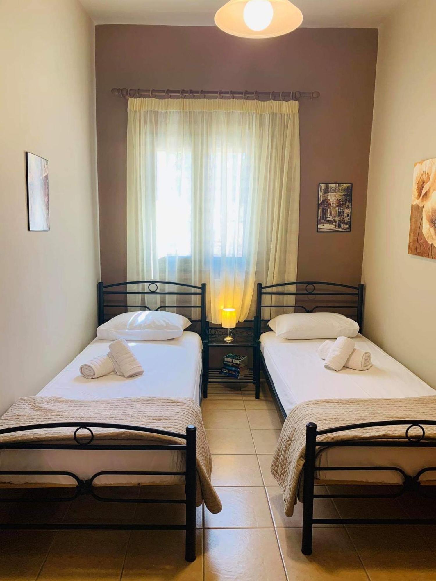 Finikes Apartments Stoupa Phòng bức ảnh