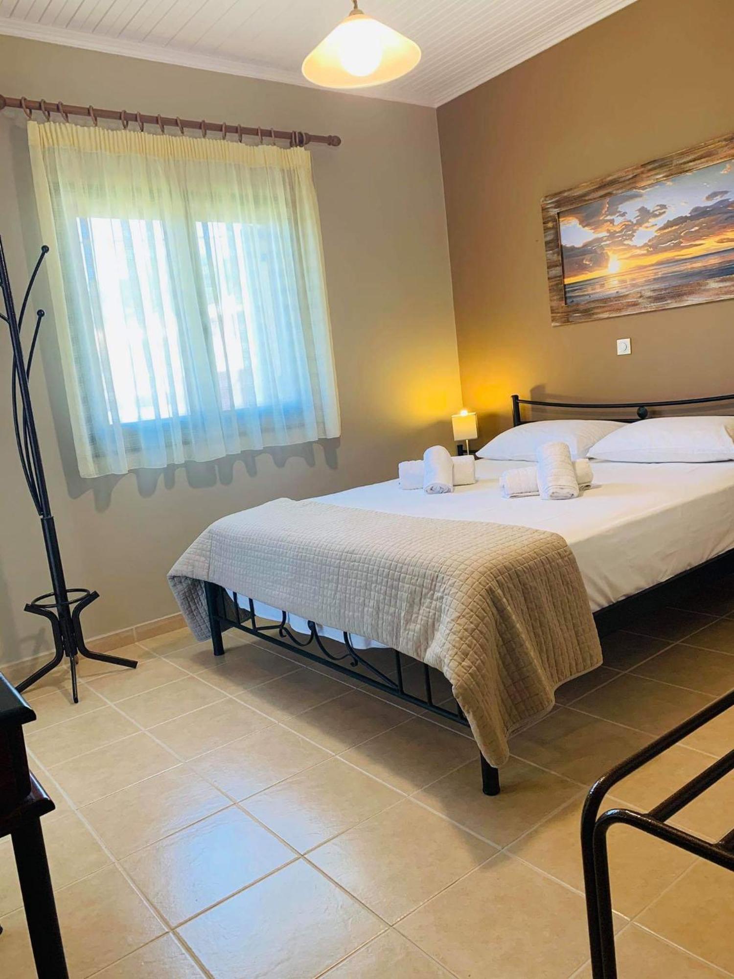 Finikes Apartments Stoupa Phòng bức ảnh
