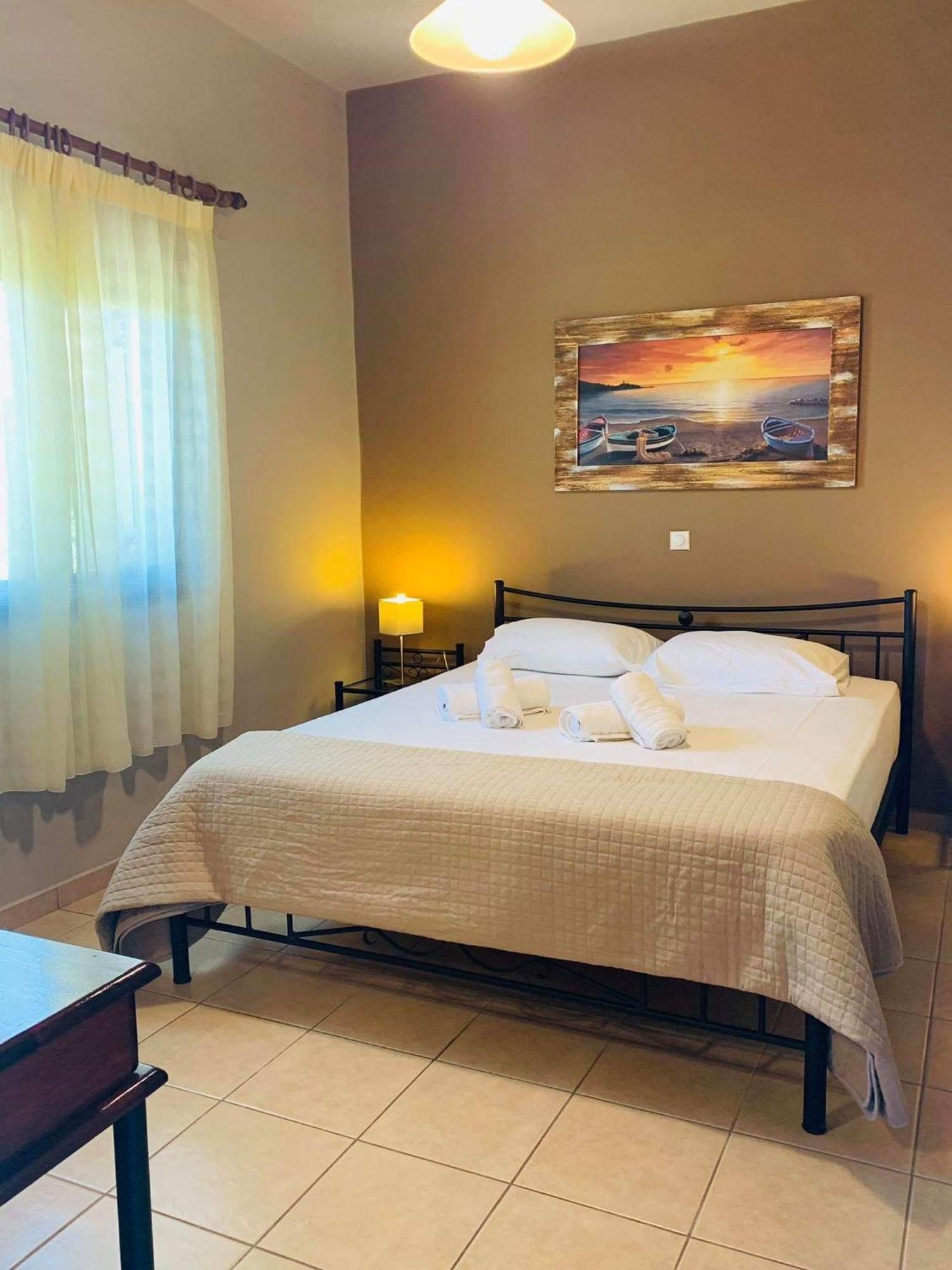 Finikes Apartments Stoupa Phòng bức ảnh