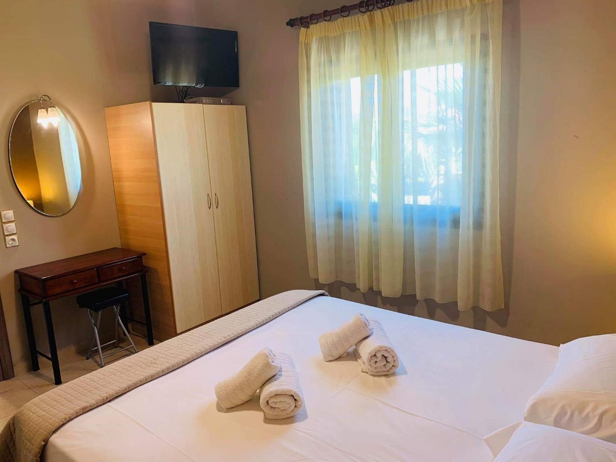 Finikes Apartments Stoupa Phòng bức ảnh
