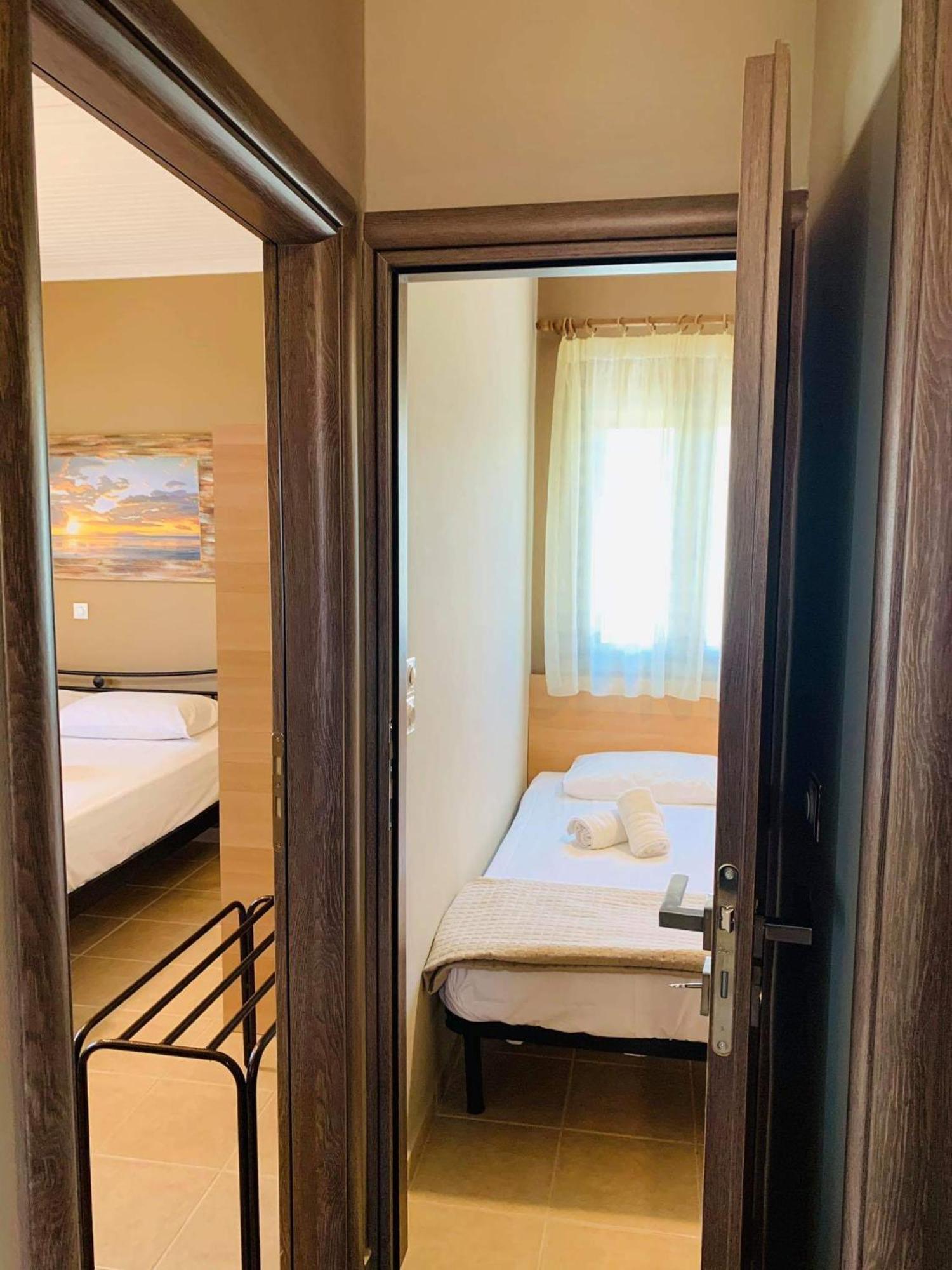 Finikes Apartments Stoupa Phòng bức ảnh